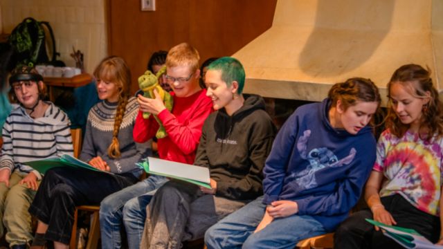 Gruppe von Kindern, sitzend beim Singen