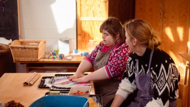 Zwei Junge Frauen bei der Handarbeit